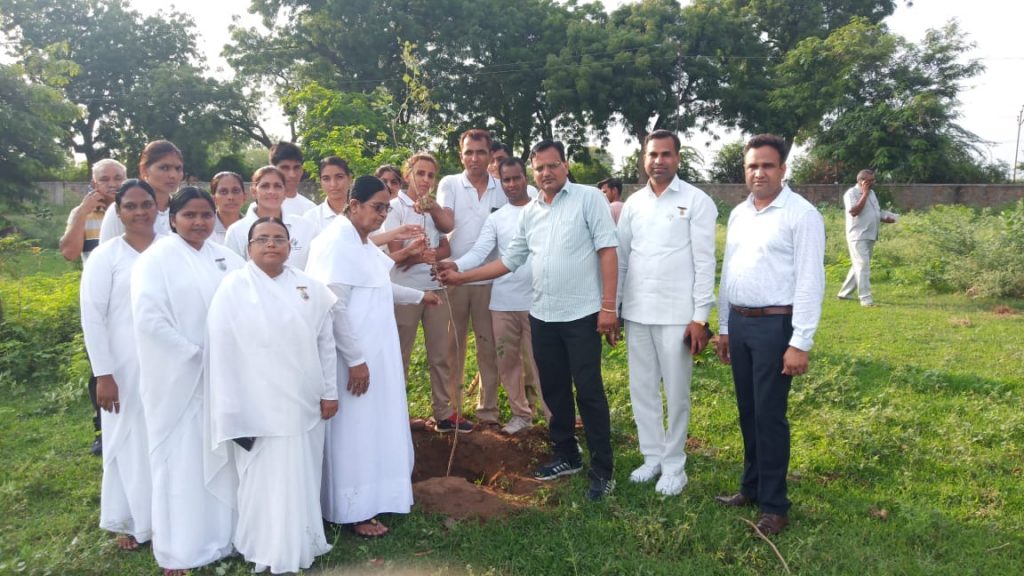 सिरोही पुलिस लाइन में वृक्षारोपण करते हुए सिरोही सेंटर के इंचार्ज अरूणाबेन एडवोकेट हिम्मत सिंह जी