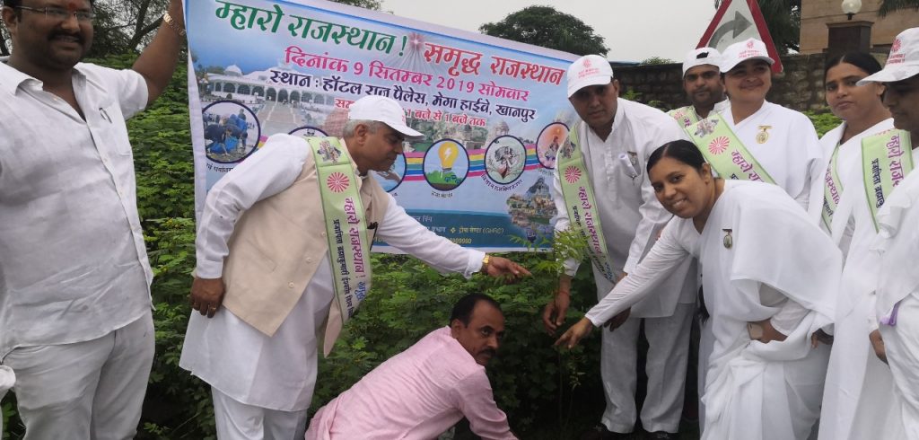 म्हारो राजस्थान समृद्ध राजस्थान अभियान जयपुर से डूंगरपुर यात्रा के अंतर्गत खानपुर मैं काली तलाई हनुमान जी मंदिर के पास अभियान यात्रियों का खानपुर निवासियों ने स्वागत किया