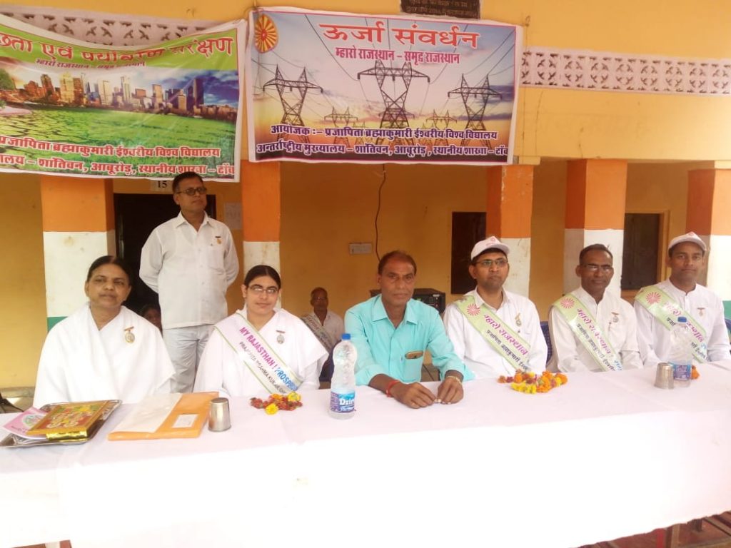 राजकीय उच्च माध्यमिक विद्यालय बरवाड़ा जिला टोंक में आयोजित कार्यक्रम में संबोधित करते हुए डॉ दिलीप न लगे एवं अभियान की इंचार्ज सौम्या बहन जी जयपुर से उदयपुर अभियान रैली के अंतर्गत